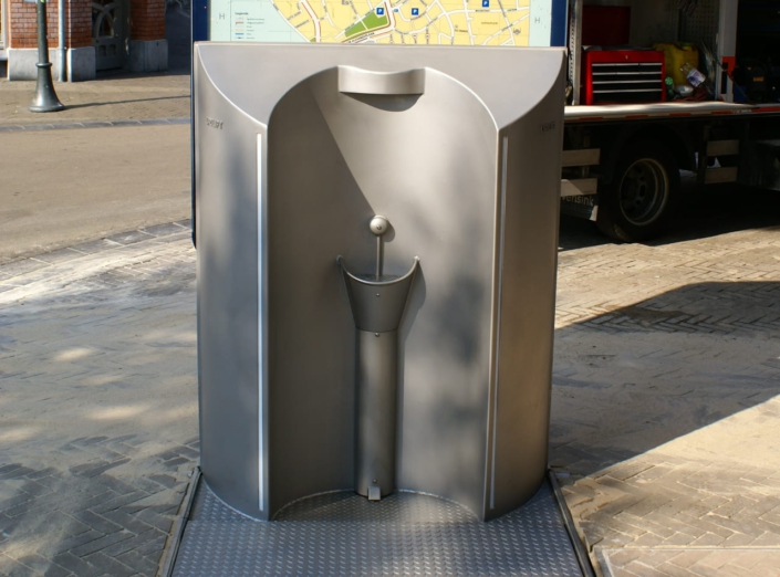 UriLift Single is a retractable unit with a selfcleaning men's urinal
