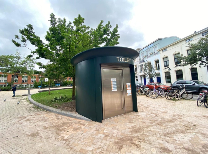 Public self-cleaning toilet fitting within the architecture